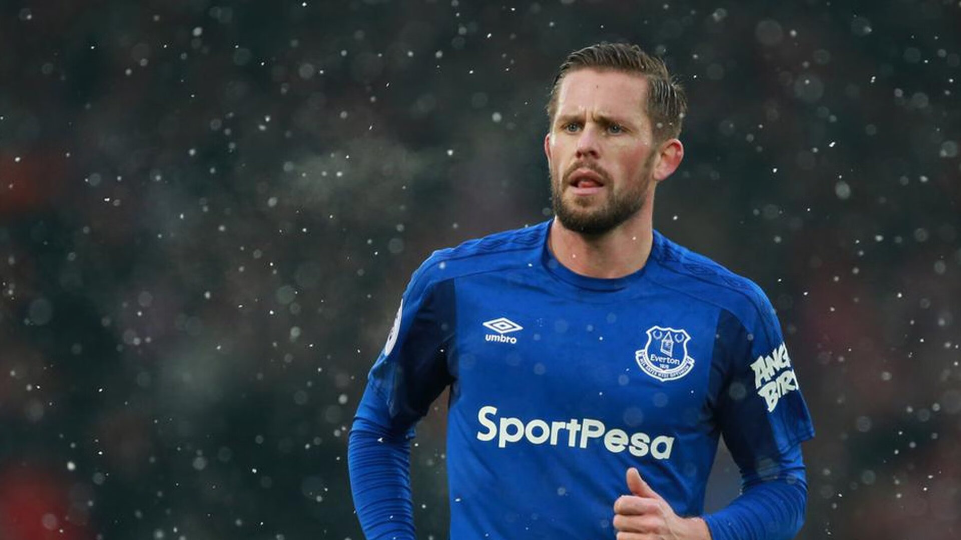 球员场上拼抢积极展现良好身体对抗能力与防守覆盖范围,积极拼抢前场篮板球是防守快攻的方法之一